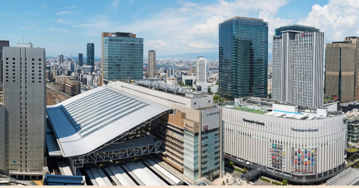 JR大阪駅とグランフロント・阪急うめだ本店を望む梅田エリアの高層ビル群（昼間）